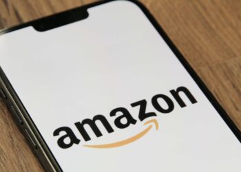 Amazon tests AI audio summaries to improve shopping experience