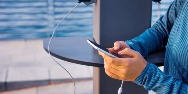 New Choicejacking Attack Steals Data from Phones via Public Chargers